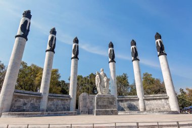 Mexico City, Meksika-25 Aralık 2019: Meksika 'nın merkezinde yer alan Chapultepec parkında (Bosque de Chapultepec) Erkek Askerler Anıtı (Kahramanlar Anıtı olarak da bilinir)