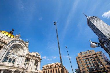 Mexico, Mexico City - 20 Aralık 2019: Tarihi eser kulesi Torre Latinoamericana ve Güzel Sanatlar Sarayı (Palacio de Bellas Artes) Alameda Central Park ve Zocalo Tarih Merkezi yakınları