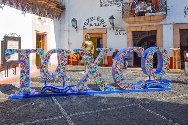 Taxco, Meksika-22 Aralık 2019: Santa Prisca Kilisesi yakınlarındaki şehir meydanında Büyük Taxco Mektupları