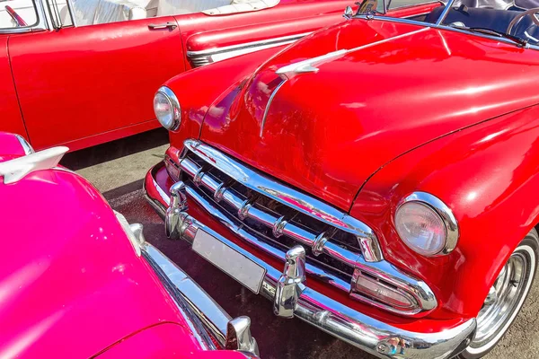 Słynne Kolorowe Taksówki Hawanie Czekają Turystów Aby Wybrać Się Przejażdżkę — Zdjęcie stockowe