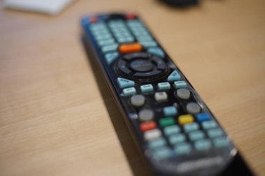 Uzaktan kumanda üzerindeki ahşap tablo