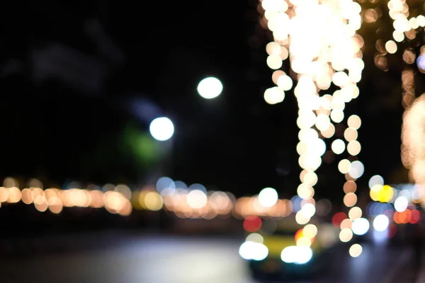 Uzaktan kumanda üzerindeki ahşap tablo