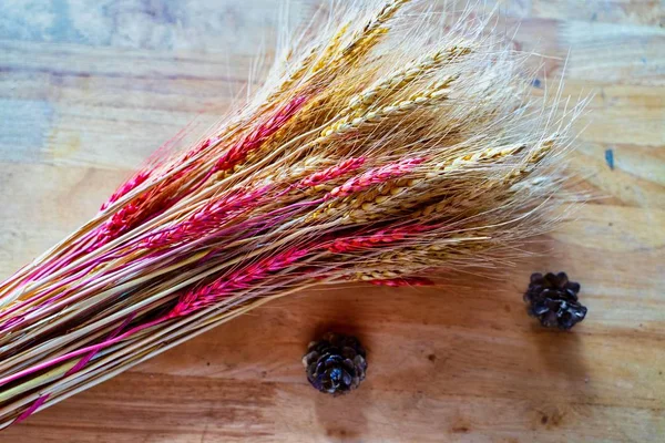 Ahşap arka planda kurumuş çiçekler