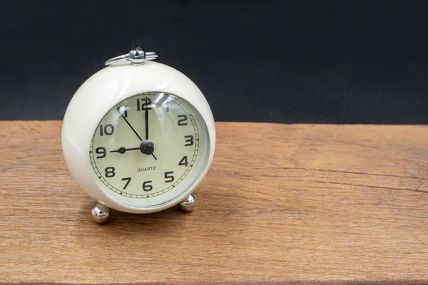 Alarm saati ahşap zemin üzerinde asılı.