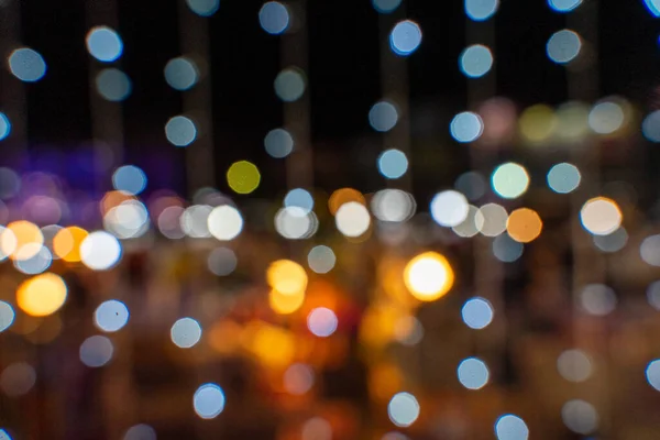 Alışveriş merkezinde süslemek için büyük bir hediye kutusu