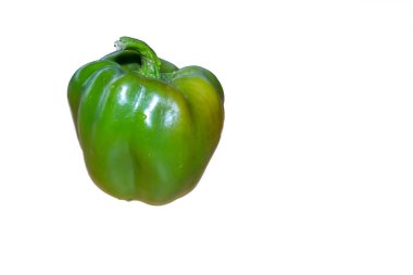 Beyaz arkaplanda yeşil dolma biber izole edildi