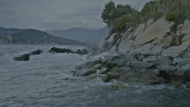 Media Palmare Ampia Profondità Di Campo Girato Durante Un Giorno Di Tempesta Di Spiaggia Rocciosa Di Zoagli Con Il Porto Di Rapallo Sullo Sfondo Della Riviera Di Levante In Italia