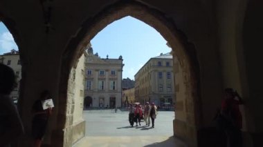 Krakow Eski Kasabası, Polonya. Yaz Günü Kemer Altında Yürüyen Turistler