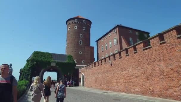 Passeio turístico pelas muralhas do Castelo Wawel, Cracóvia Polônia — Vídeo de Stock