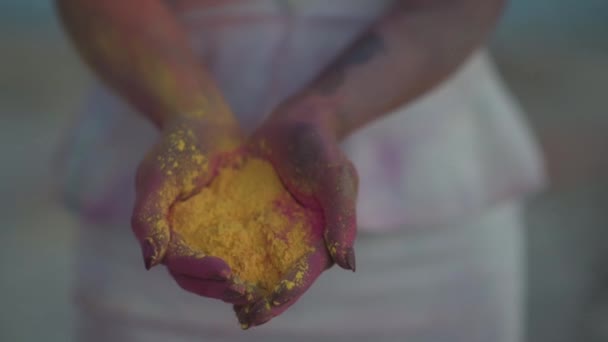 Close Up Slowmotion of Ring Falling Into Female Hands Full of Colorful Powder — Wideo stockowe