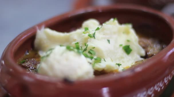 Goulash de carne com purê de batata, comida cozida quente no restaurante da cozinha nacional — Vídeo de Stock