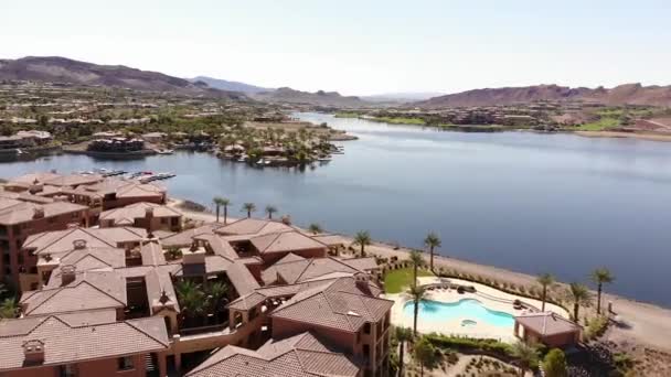 Lago Las Vegas. Vista aérea de edifícios de condomínio pelo reservatório de água em Nevada — Vídeo de Stock