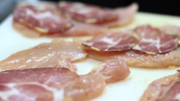 Préparation d'un steak de poulet cru roulé avec du prosciutto, restaurant de cuisine nationale — Video