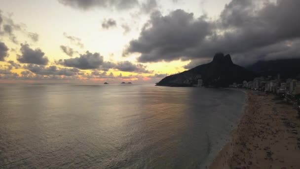 Rio De Janeiro Brasil, Playa de Ipanema después del atardecer, Vista aérea — Vídeo de stock