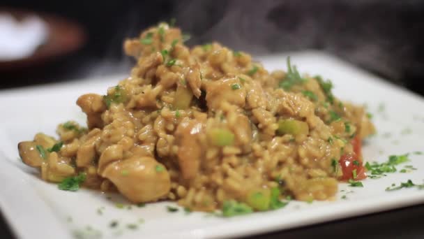 Risotto com frango e legumes em molho de soja, adicionando queijo, close-up — Vídeo de Stock