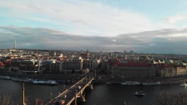 Prag, Çek Cumhuriyeti. Vltava Nehri üzerindeki köprünün hava görüntüsü