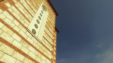 Kosova Mitrovica ve St Demetrius Ortodoks Kilisesi Yüzü Düşük Açı