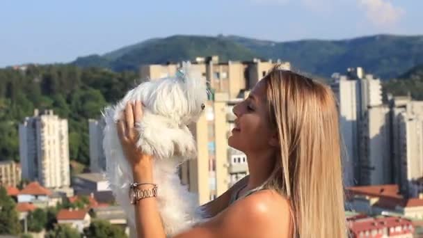 Sexy Blondes Mädchen hält maltesischen Hundewelpen im Arm — Stockvideo