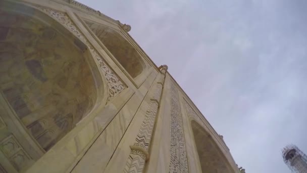 Taj Mahal Indie, Niski kąt widzenia z bliska — Wideo stockowe