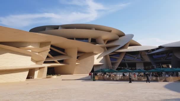 Exterior del Museo Nacional de Qatar. Arquitectura moderna y punto de referencia de la ciudad de Doha — Vídeos de Stock