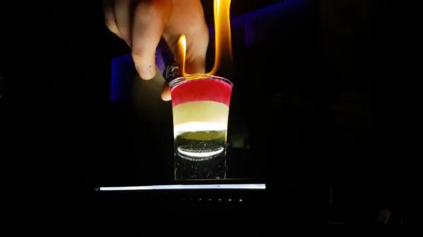 Flaming B52 Cocktail Disparo de alcohol en el fuego en el club nocturno de cerca — Vídeos de Stock