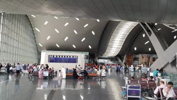 Aeroporto Internacional de Doha Qatar Hamad esperando área de partida com passageiros — Vídeo de Stock