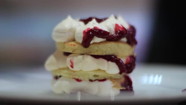 Aardbeiencrème taart, Restaurant Dessert Decoratie close-up — Stockvideo