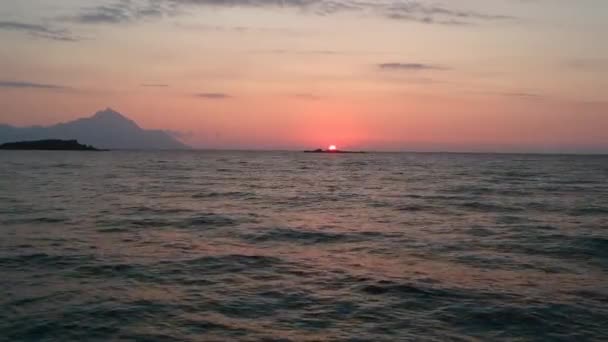 Volare sul mare su Majestic Sunrise, Drone Aerial — Video Stock