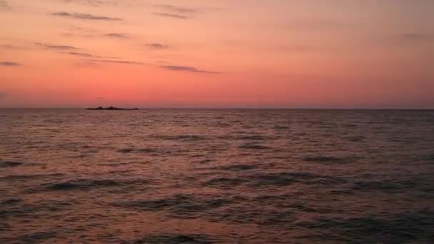 Amanhecer colorido sobre o mar tropical pouco antes do nascer do sol, drone aéreo — Vídeo de Stock