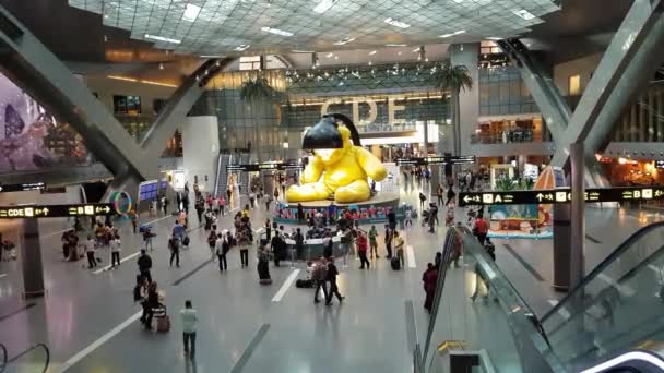 Doha, Katar Hamad Uluslararası Havalimanı Oyuncak Ayı Maskotu — Stok video