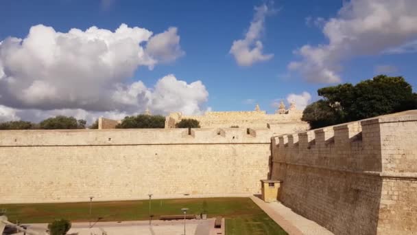 Zdi starověké pevnosti Mdina v Rabatu, Malta pod jasným letním nebem — Stock video