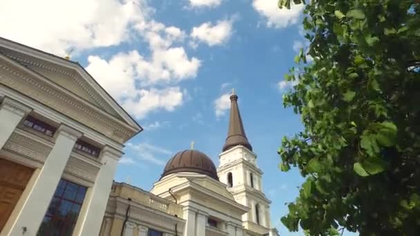 Transfiguración Catedral Ortodoxa en Odessa Ucrania, Vista Detrás de los árboles del parque — Vídeos de Stock