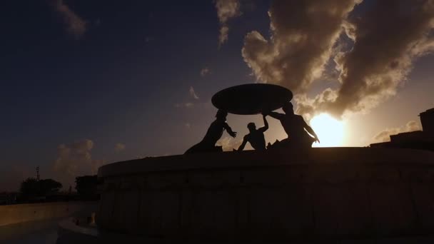 Valletta, Malta, Triton Brunnen Skulptur Silhouette von Sonnenuntergang Sonnenlicht — Stockvideo