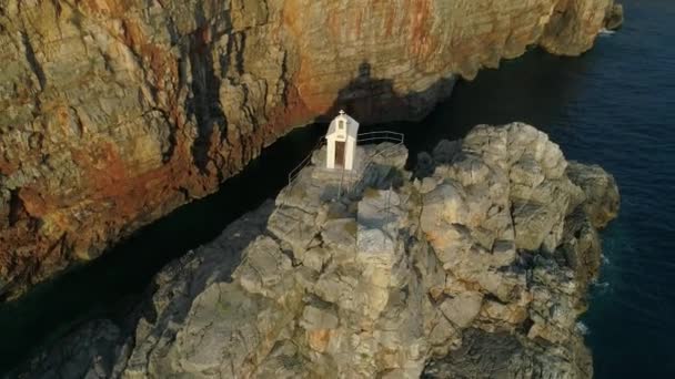 Vista aérea de la Capilla Ortodoxa Blanca en Rock by Steep Coastline of Montenegro — Vídeo de stock