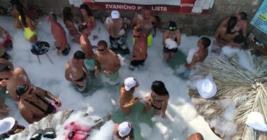 Gençlerin yaz havuz köpüğü partisinde eğlendikleri hava görüntüsü