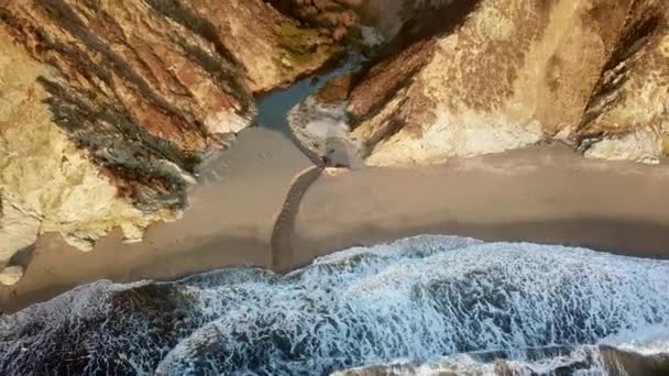 Widok z lotu ptaka na Big Sur Coast i Bixby Creek Bridge Arch California USA — Wideo stockowe