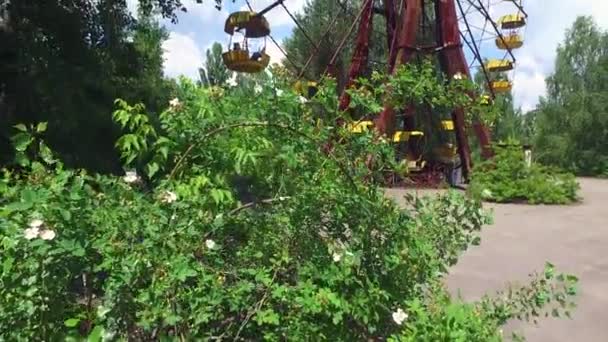 Заброшенное колесо обозрения в Припяти, Чернобыльская зона ядерного отчуждения, Украина — стоковое видео