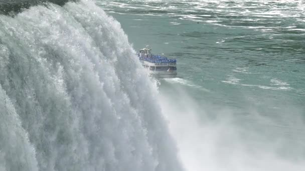 Pomalý pohyb Uzavření Niagarských vodopádů a člunu v řece — Stock video