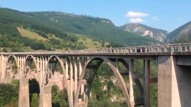 黑山Djurdjevica Tara桥的空中景观。斗牛士山下 — 图库视频影像