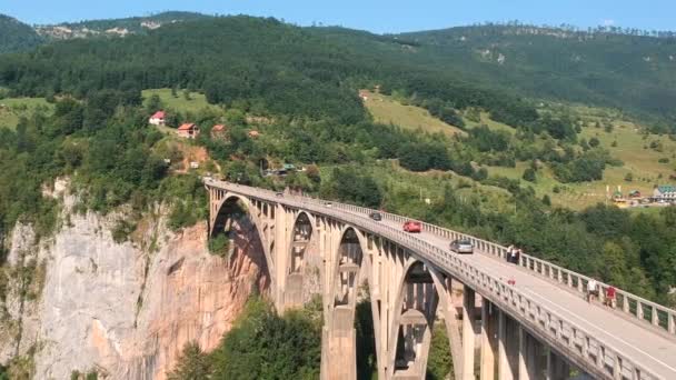 Widok z lotu ptaka nad Djurdjevica Tara Bridge Landmark, Czarnogóra — Wideo stockowe