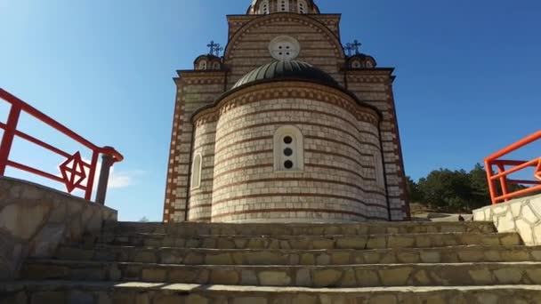 Kosovo Mitrovica San Demetrio Iglesia Ortodoxa Sobre Serbia Parte de la ciudad — Vídeos de Stock