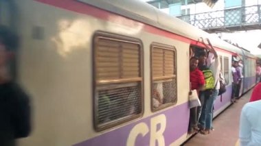 Hindistan Mumbai Yerel Banliyö Demiryolu Treni İstasyonda İnsanlarla Dolu
