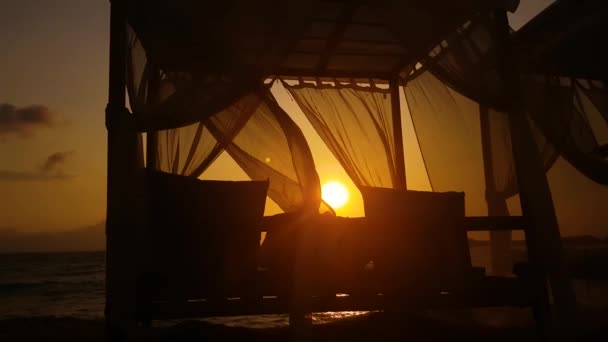 Salida del sol la luz del sol sobre las cortinas y la cama de playa de cerca — Vídeos de Stock