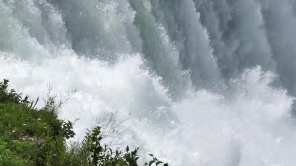 Naklonit se Zpomalení Niagara Podkovy vodopády a obloha přes pobřeží a řeky — Stock video