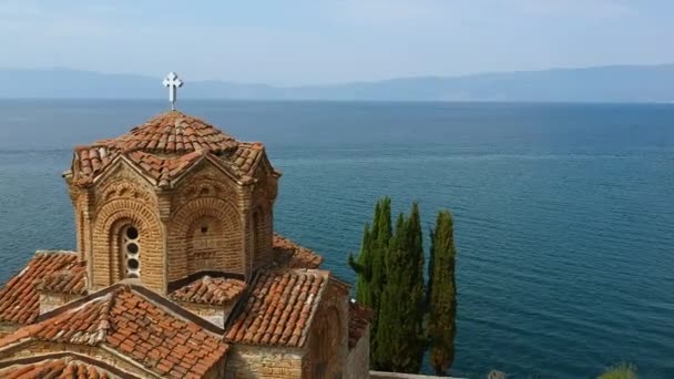 Aérea de la Iglesia Ortodoxa San Juan Sveti Jovan en Kaneo, Lago Ohrid, Macedonia — Vídeo de stock