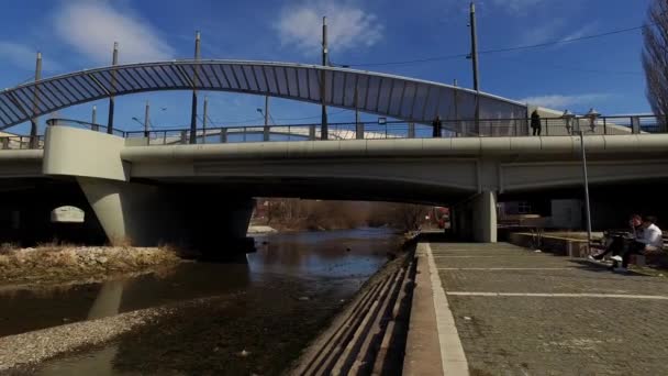 Puente de Mitrovica Kosovo sobre el río Ibar entre el norte y el sur Panorama del este — Vídeo de stock