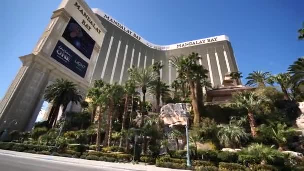 Las Vegas Strip Nevada, Mandalay Bay Hotel en Casino Uitzicht vanaf de auto in beweging — Stockvideo