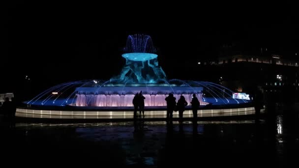 Beleuchteter Triton-Brunnen, Wahrzeichen von Valletta Malta. Weite Nachtsicht — Stockvideo