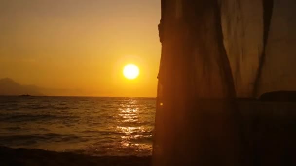 Sunrise Sunlight Over Curtains of Baldachin, Romantyczne ustawienia plaży — Wideo stockowe