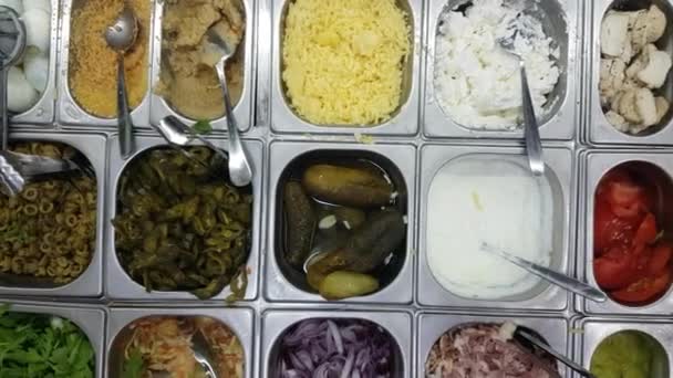 Ресторан пищевые ингредиенты и соусы дисплей в металлических контейнерах — стоковое видео